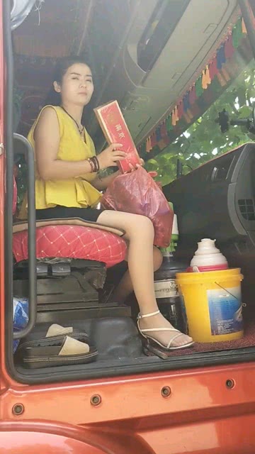 最新貨車女司機(jī)的奇妙小巷探險(xiǎn)記